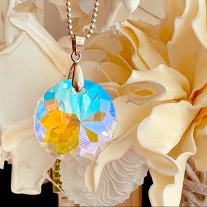 BEAUTIFUL SHINY NECKLACE with Silver Chain